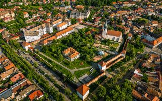 Casa cu doua cai de acces, 5 camere, 4 bai, garaj, langa Cetatea Medievala Targu - Poză 3