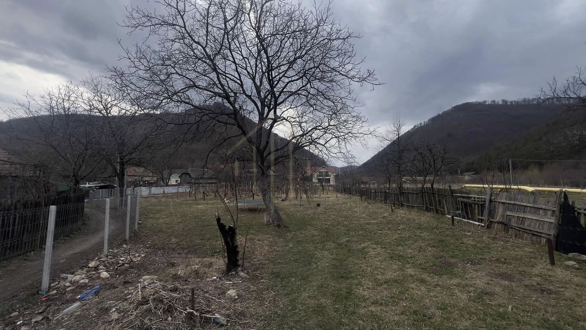 Teren 2540 mp intravilan Oituz - Poză 1