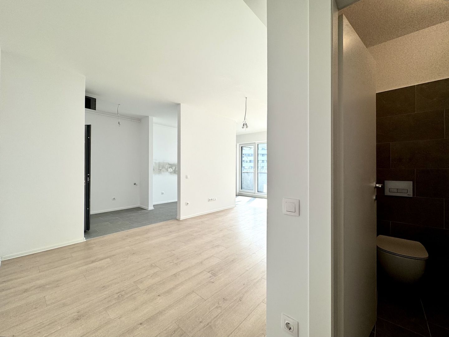 3 camere. Dormitor matrimonial cu baie en-suite. 83 mp Utili. - Poză 2