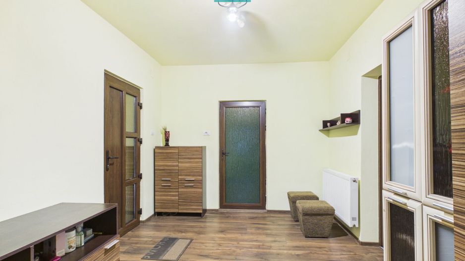 Casă cu 4 camere și teren de 5538 mp în Macea - Poză 4