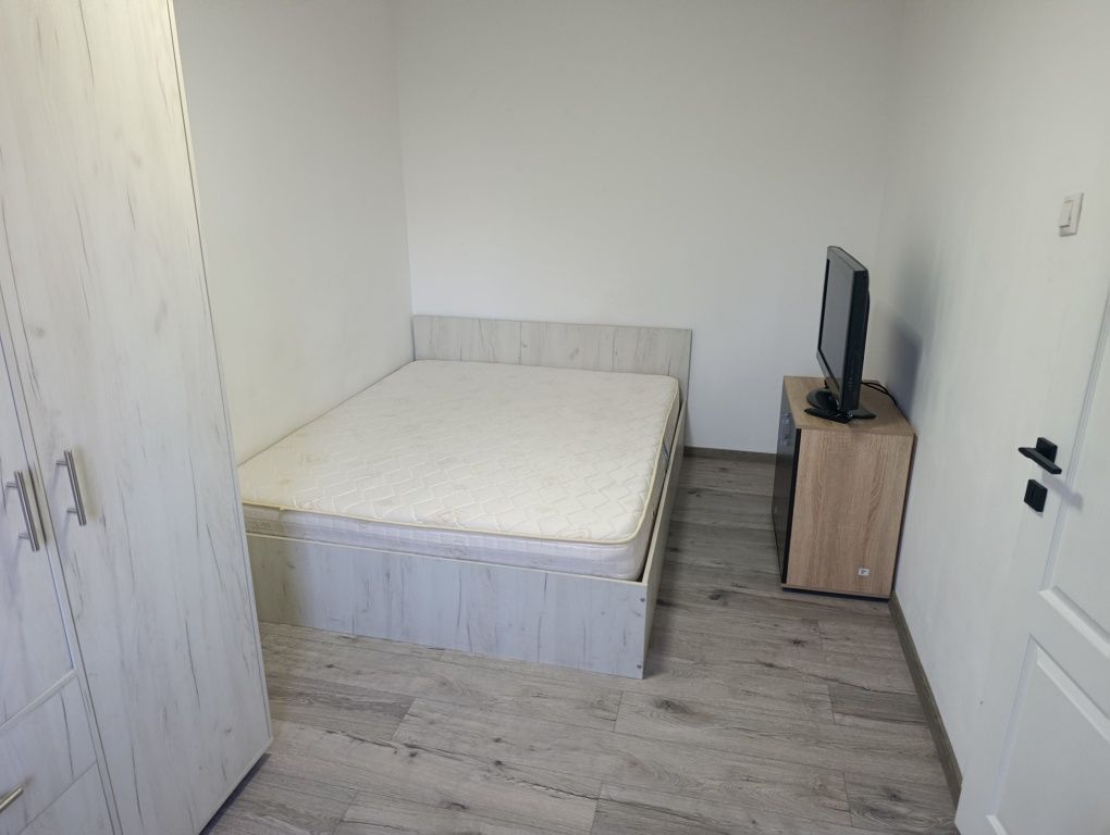 Închirierez apartament 3 camere - Poză 1