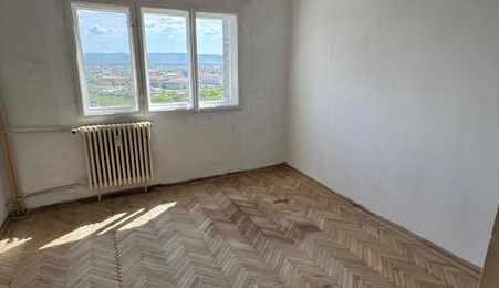 vand apartament 3 camere, zona Splai Mihai Viteazul , etaj superior
