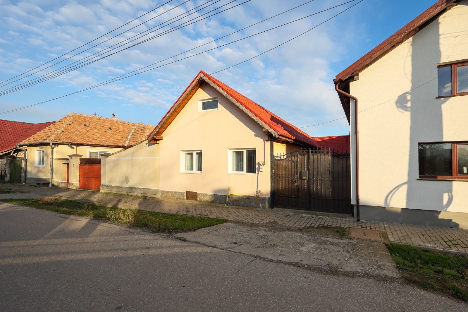 Casa 4 camere Halchiu | teren 400 mp | acces 2 strazi - Poză 1