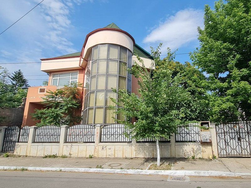 Vila cu piscina, 950  mp teren -  Piata Centrala, str. Posta Veche - Poză 1
