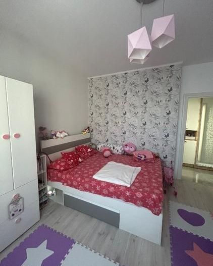 vand  apartament  2 camere utilat si mobilat - Poză 4