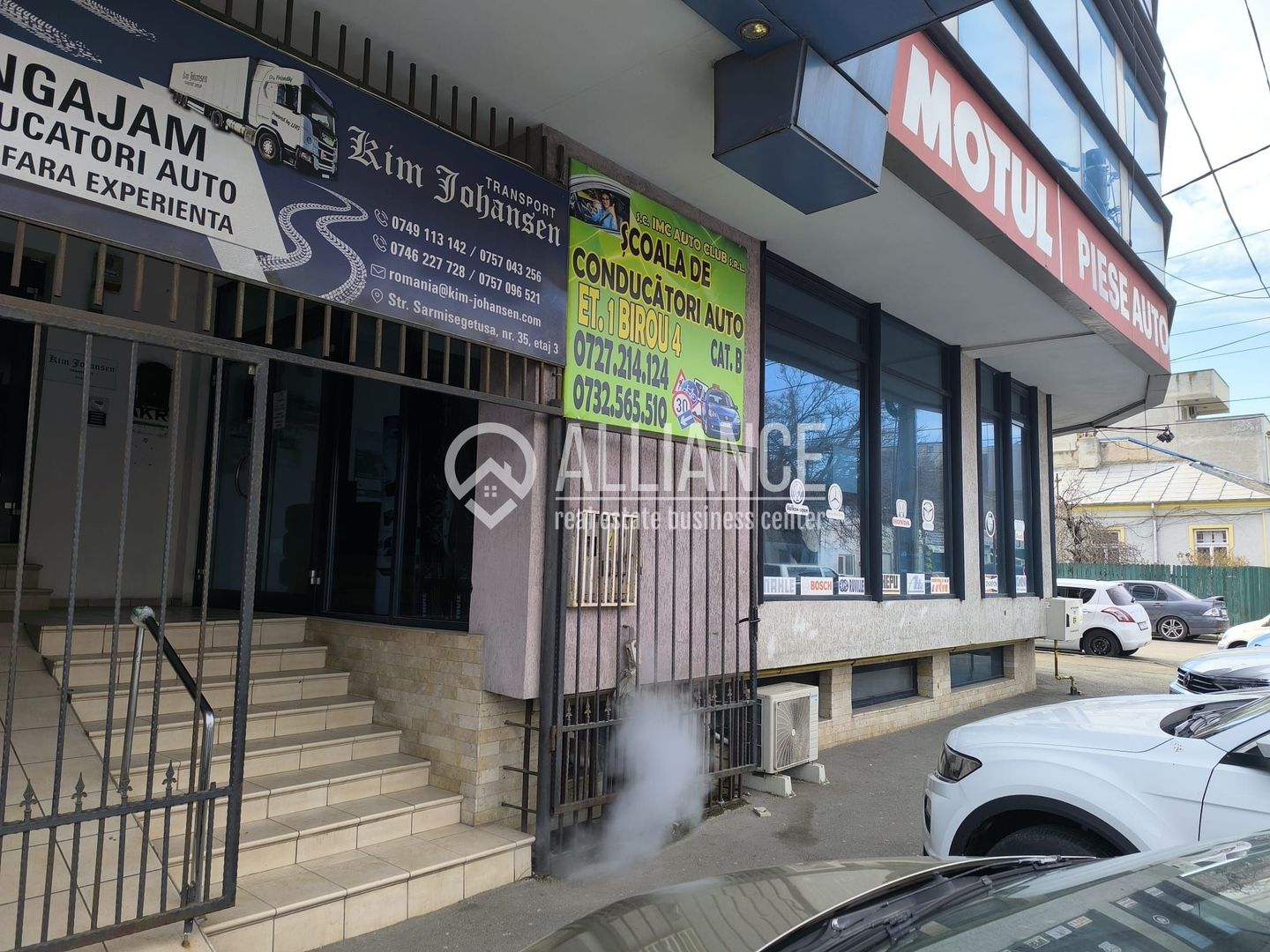 CENTRU ATELIERELOR - Spatiu comercial cu suprafata vitrata mare ! - Poză 3