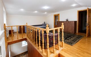 Nu este doar o vilă. Este refugiul tău verde cu 38 ari și pădurice proprie! - Poză 15