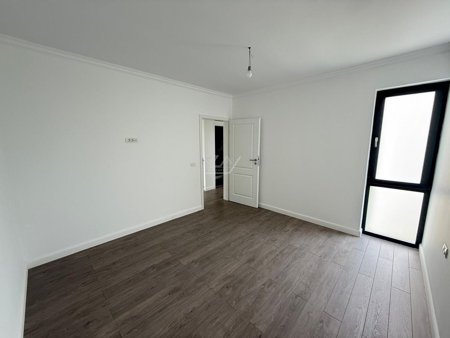 Duplex finalizat despartit prin camera tehnica. 3 dormitoare. 2 balcoane. - Poză 17