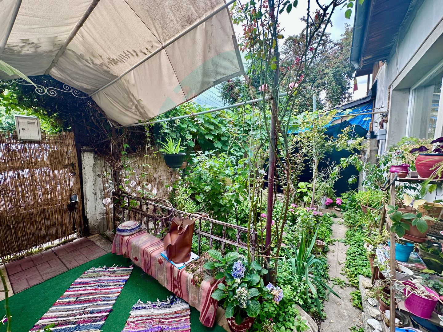 Teren de 250 mp cu casa -  la o distanta de 7 minute de statia de metrou - Poză 1