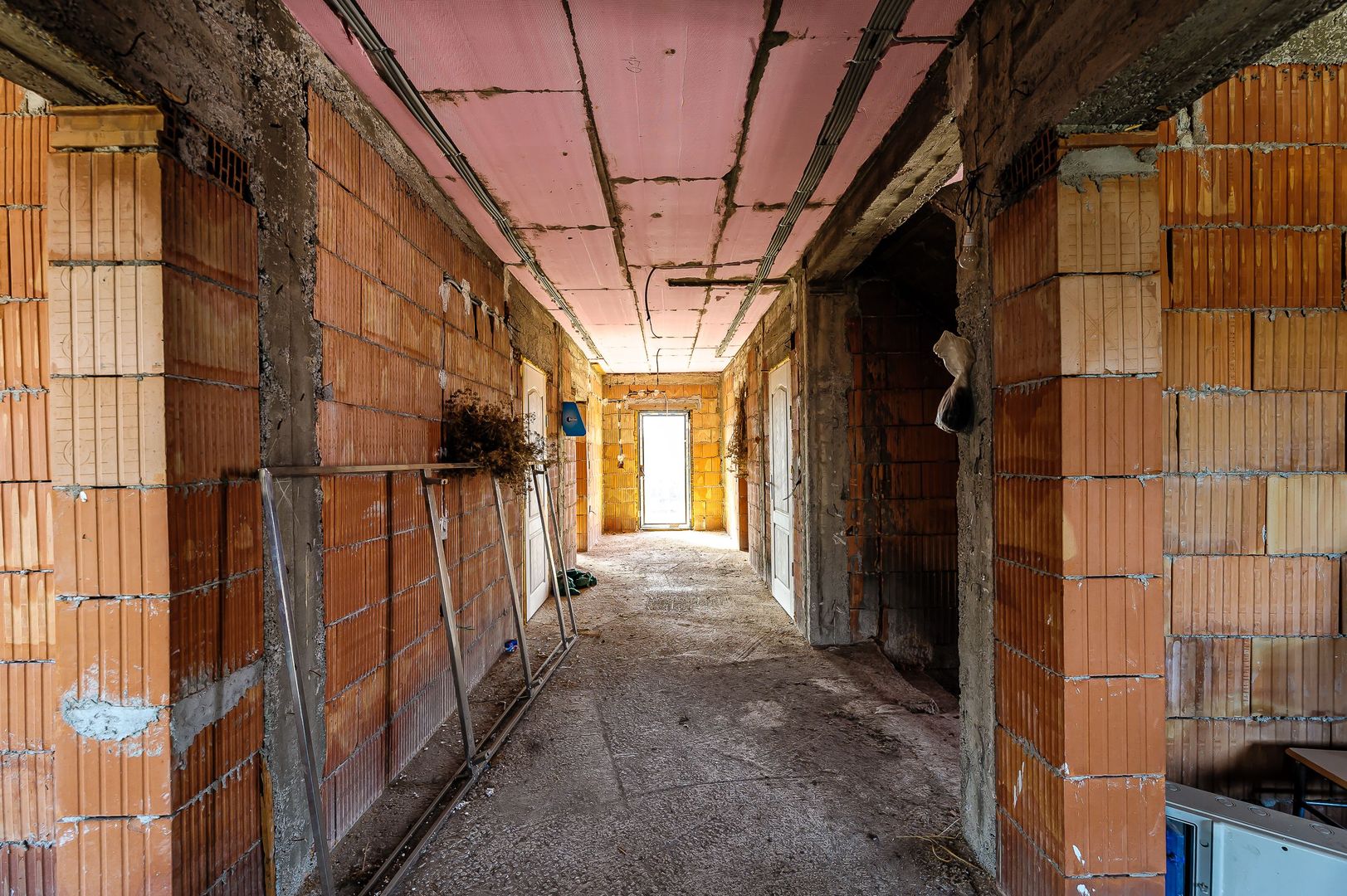 Casă nouă 6 camere semifinalizată în Sântana - Poză 4