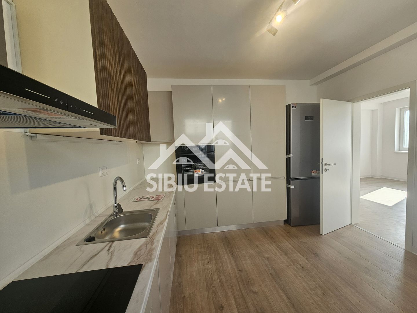 Casa de inchiriat, 4 camere, 2 bai, Sibiu Calea Cisnadiei - Poză 1