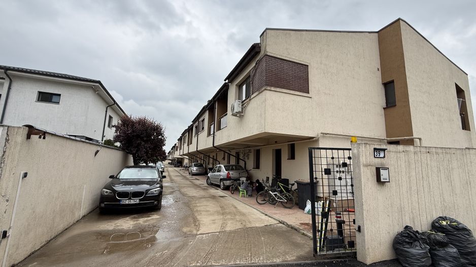 Casă înșiruită complet mobilată + curte+ 2 parcari în complex inchis! - Poză 25