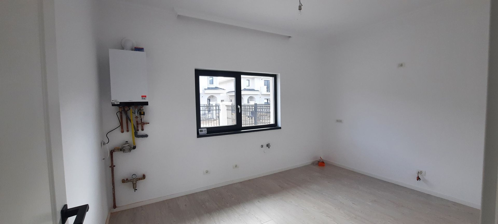 Duplex frumos cu arhitectura mediteraneana - Poză 4