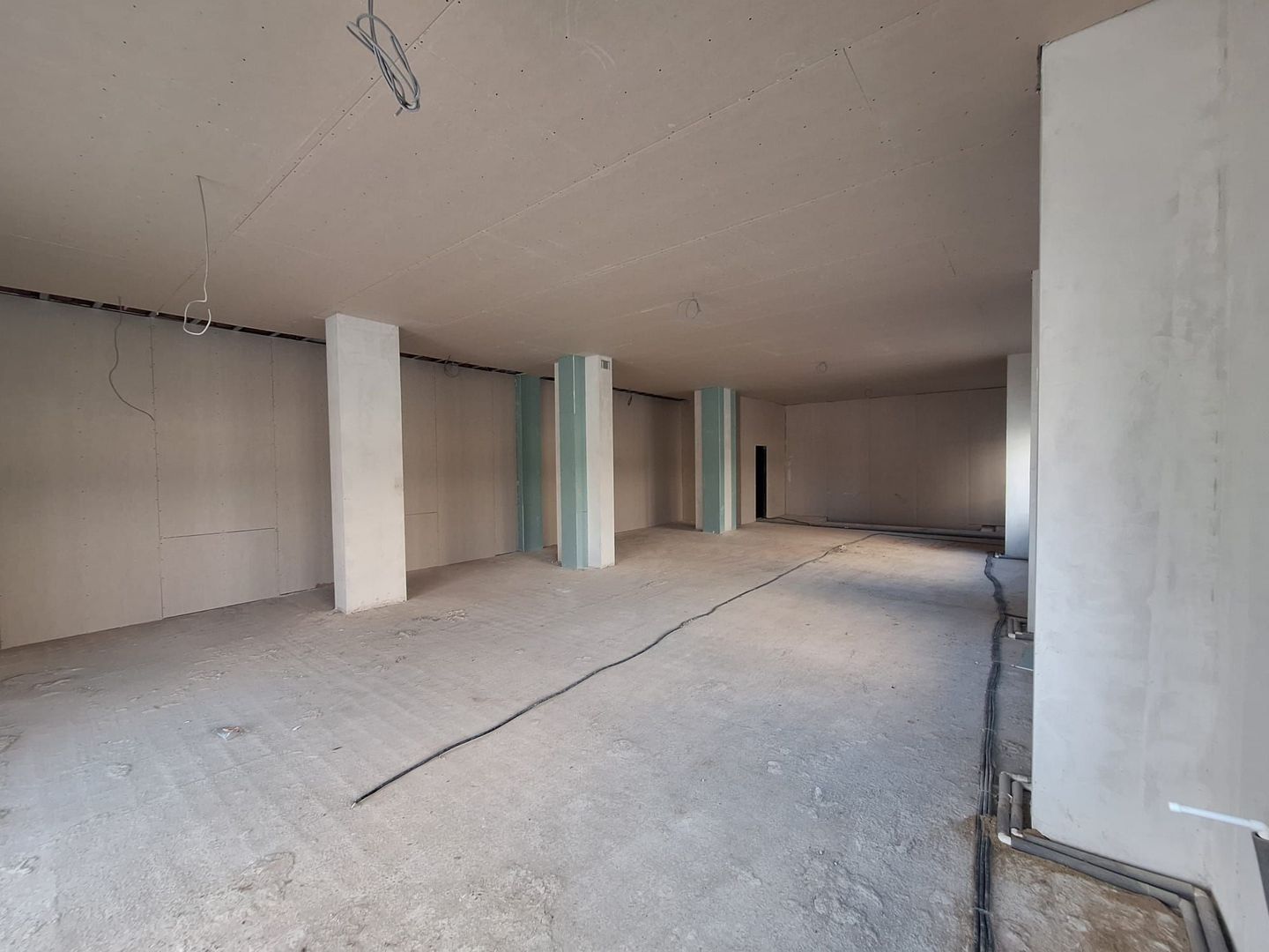 Spatiu Comercial - Bloc Nou - Stradal - 560 mp - 8 parcari - Poză 4