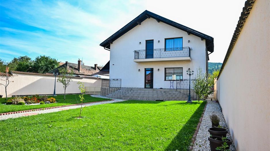 Somptuozitate in stil modern, 2 garaje, 3 terase, totul pe 1.000 mp teren - Poză 13