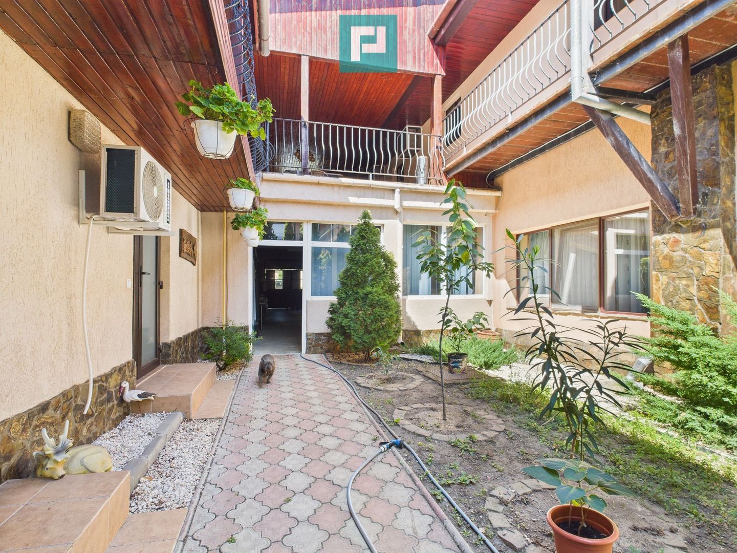 Casă și clădire de apartamente la Orțișoara - Poză 11