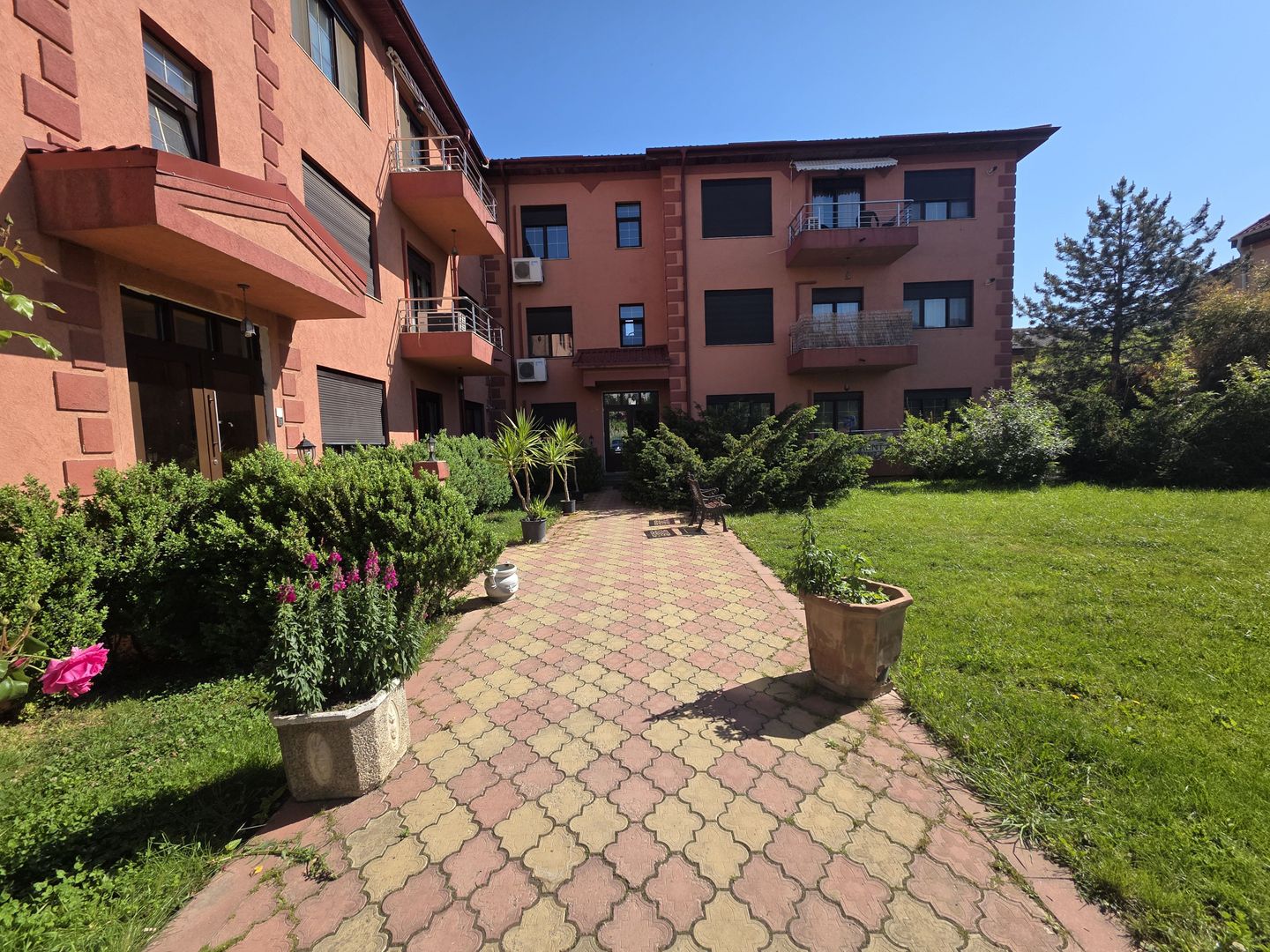 Apartament 3 camere de inchirat Rond OMV Pipera Nou curte 45M - Poză 2