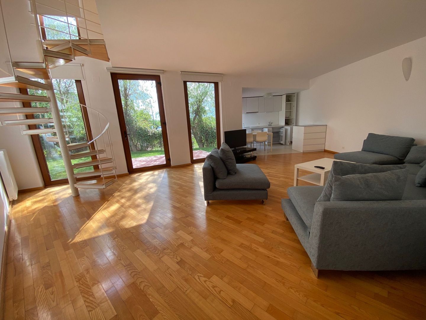 Apartament deosebit cu curte proprie si 2 locuri de parcare - Poză 5