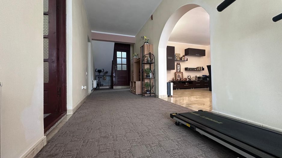 Casă de vânzare în Pucioasa! - Poză 16