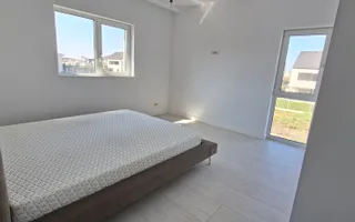 Duplex spatios cu garaj si pereti dublii - Poză 14