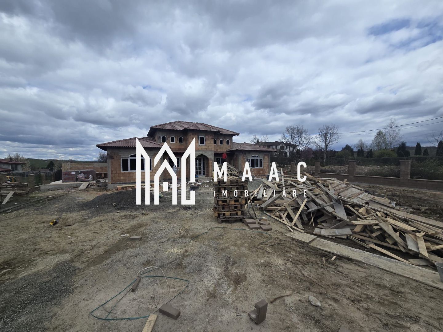 Casa stil mediteranian 4 dormitoare 800 mp teren Tocile Sibiu - Poză 2