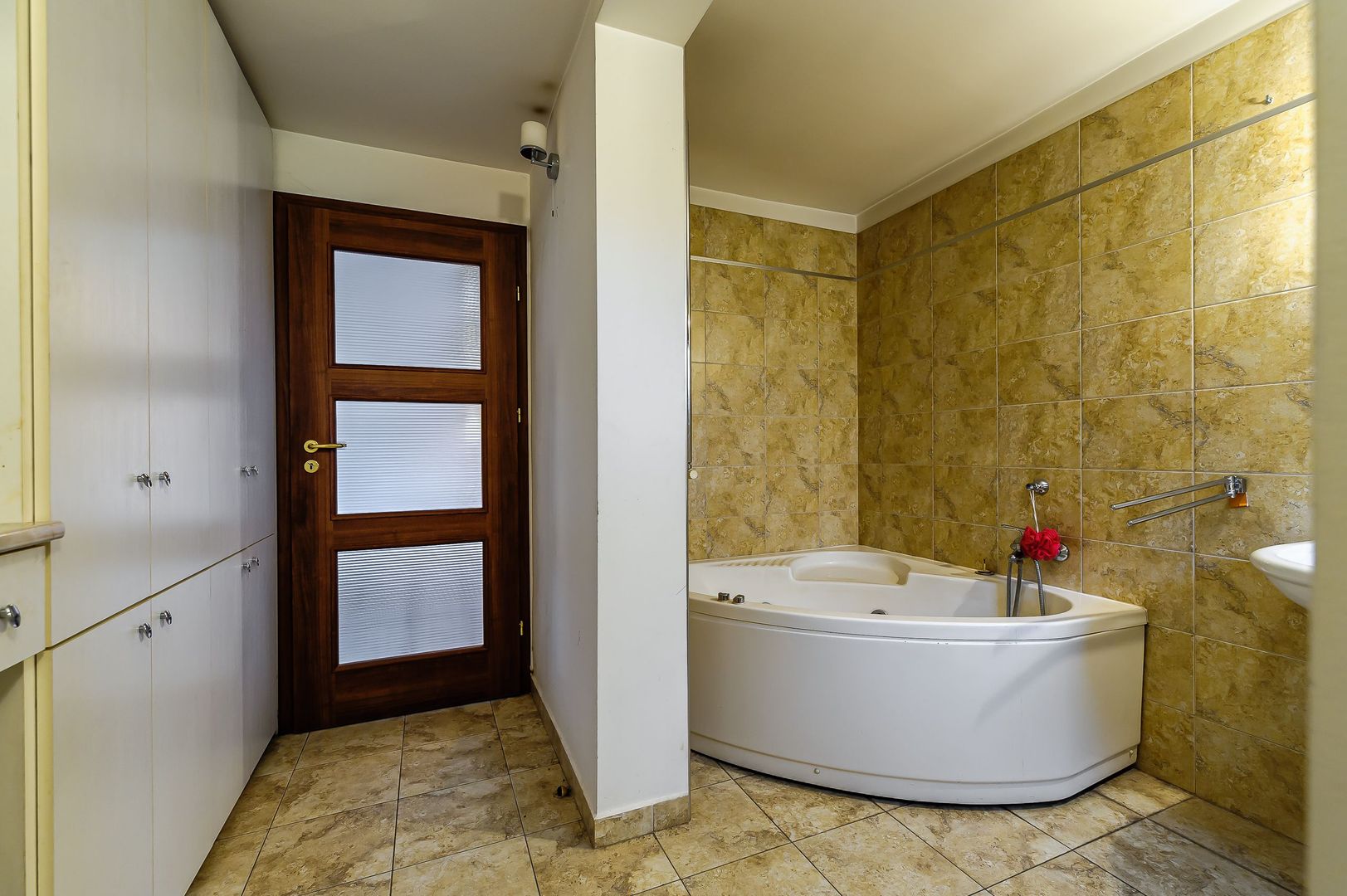 Imobil spațiu comercial și 11 apartamente - Poză 16