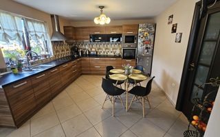 Vila Moderna cu 5 camere, garaj si 921 mp de curte, in Tocile - Poză 7