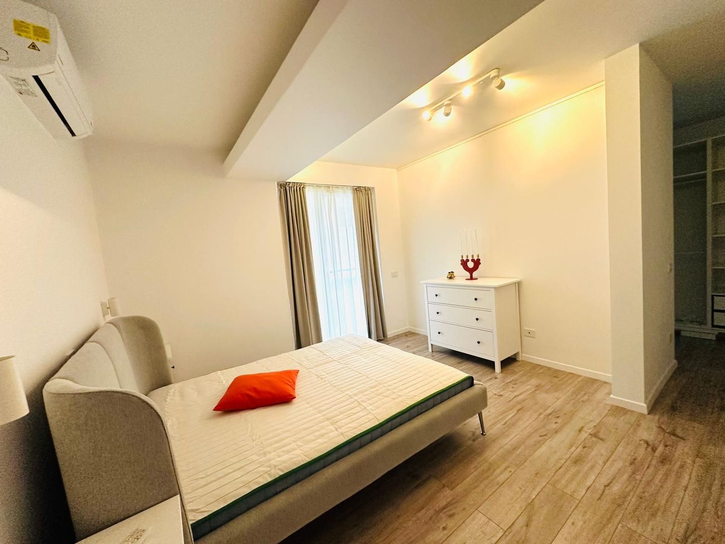 Vila Individuală Elegantă cu 6 camere, Curte Proprie–Padurea Baneasa - Poză 7