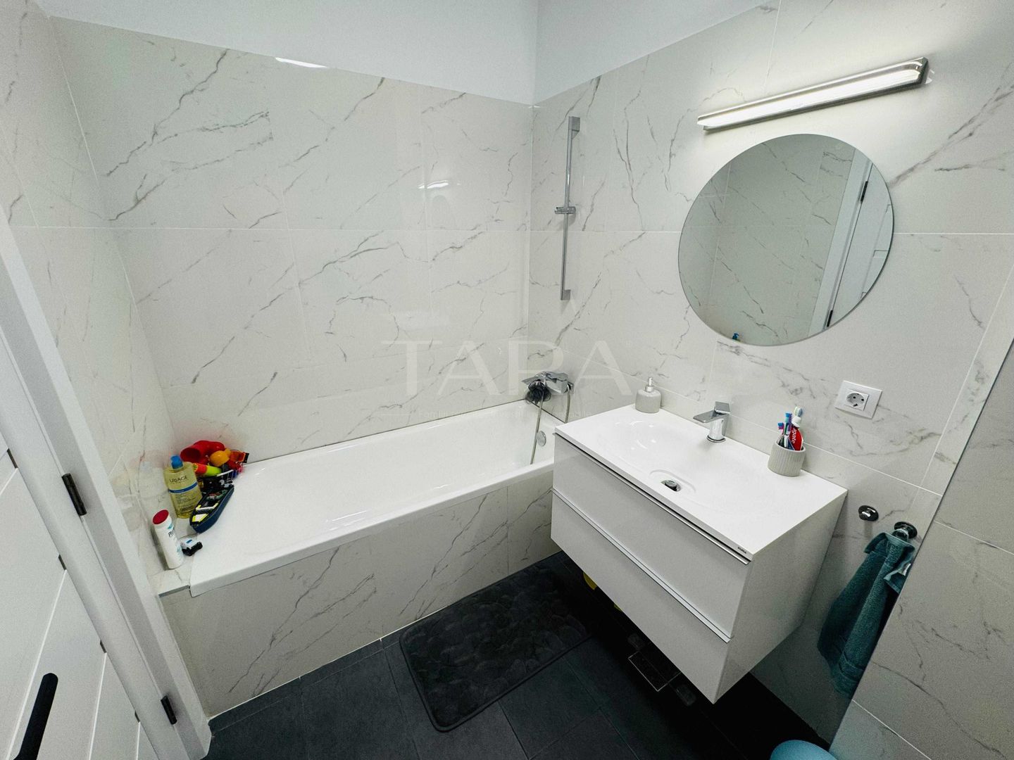 Apartament modern cu 4 camere, terasă panoramică de 38 mp. - Poză 5