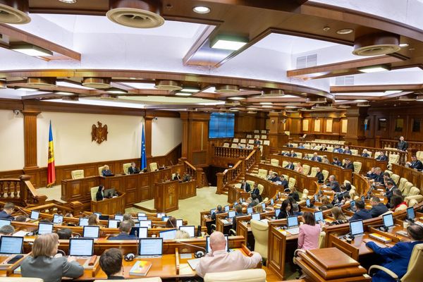 Activitatea agenților imobiliari, reglementată printr-o nouă lege adoptată de Parlament