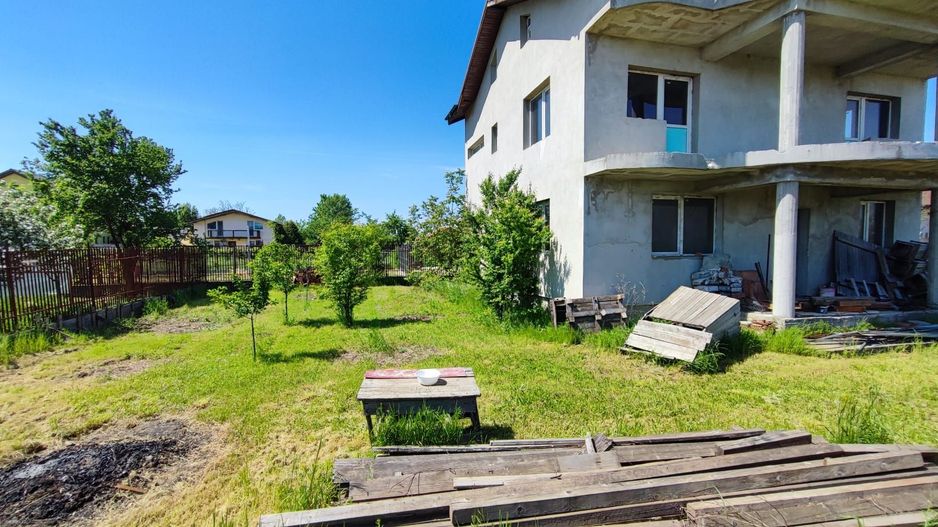 Casă spațioasă cu terase panoramice și curte mare - Poză 4