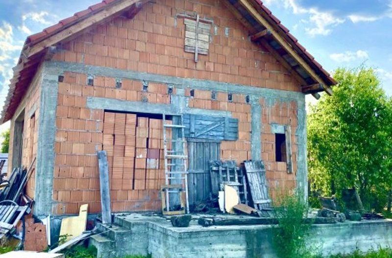 Casa la roșu în Izvin - Poză 7