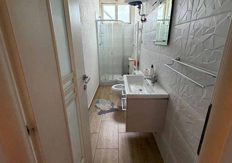 Închiriez casă individuală spațioasă 5 camere ( 200mp ) compusă din 2 apartamente cu intrare separată - Poză 8