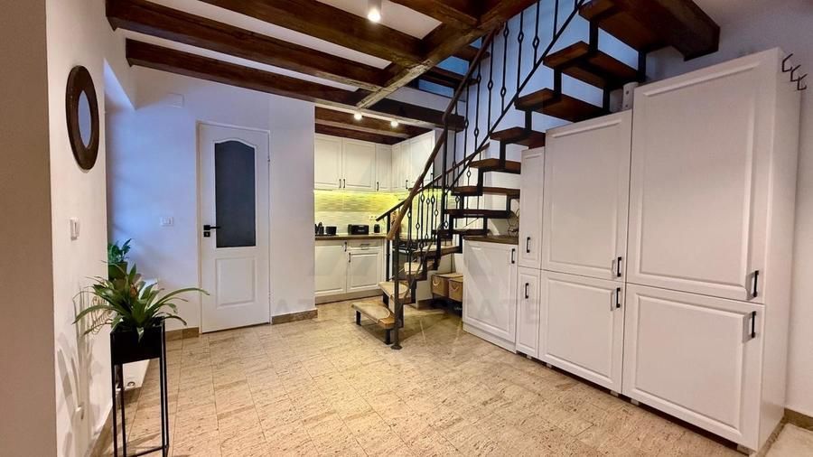 Casa ultracentral 3 camere 2 bai si curte privata pe Balcescu - Poză 6