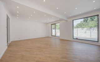 Vilă noua - spațioasă - terasa superbă - loc de parcare - cea mai frumoasa strada - Poză 1