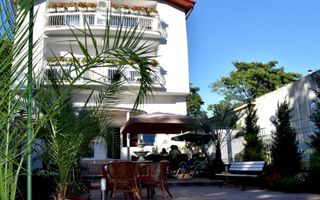 Proprietate ideală pentru locuință și afacere turistică în Eforie Nord - Poză 1