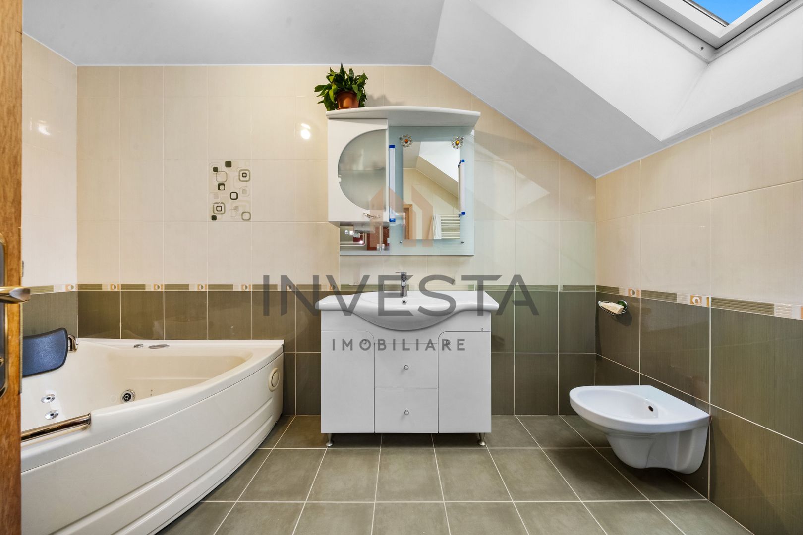 Casa individuala cu 7 camere, 260 mp, teren 900 mp, front 19m, Europa - Poză 12