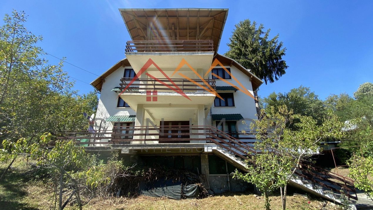 Vila de vanzare, teren 3100 mp, 7 camere, 6 grupuri sanitare, 3 CT, an 1997 - Poză 66