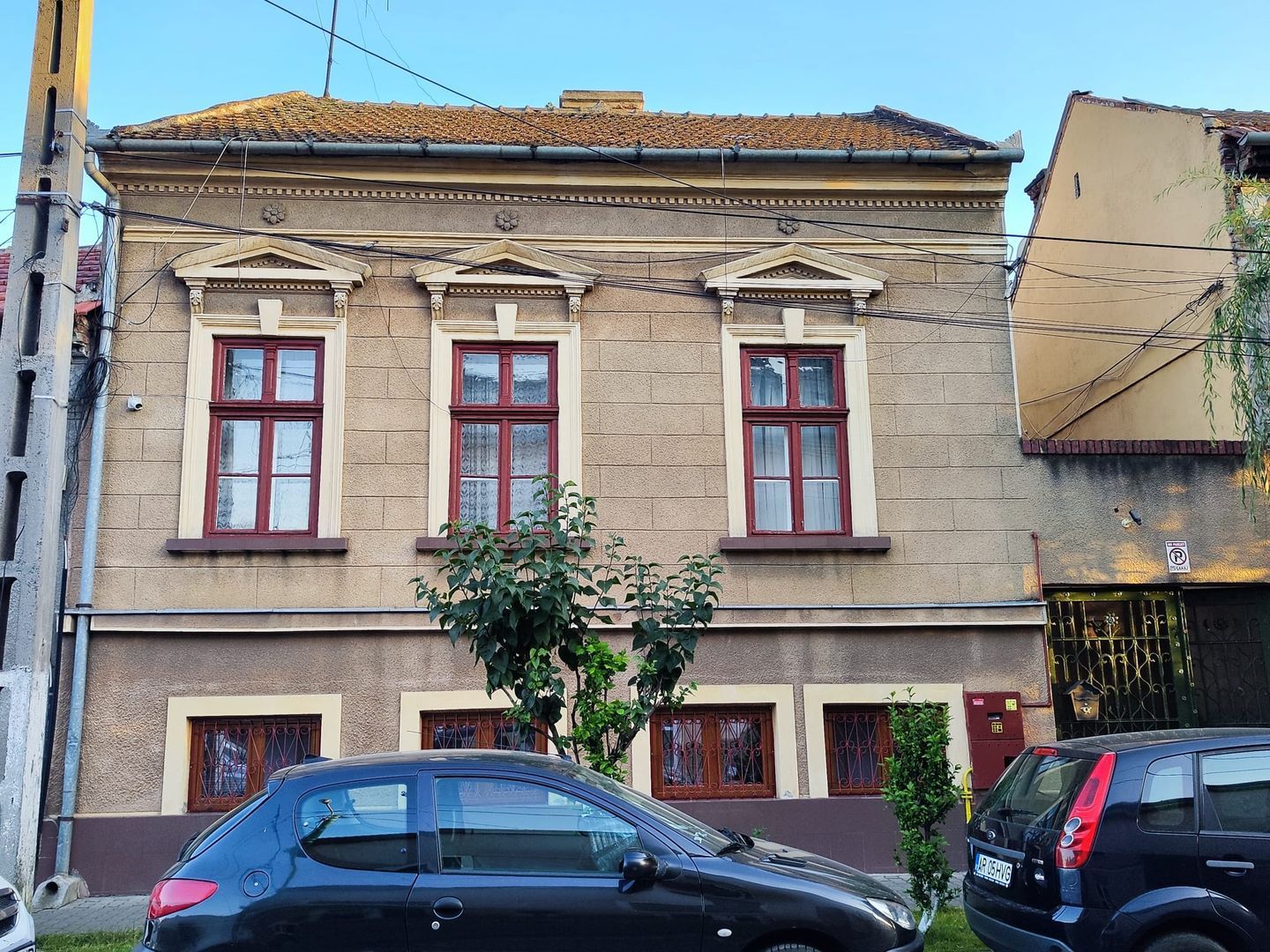 Casă cu 2 apartamente la un pas de centrul orașului! - Poză 1