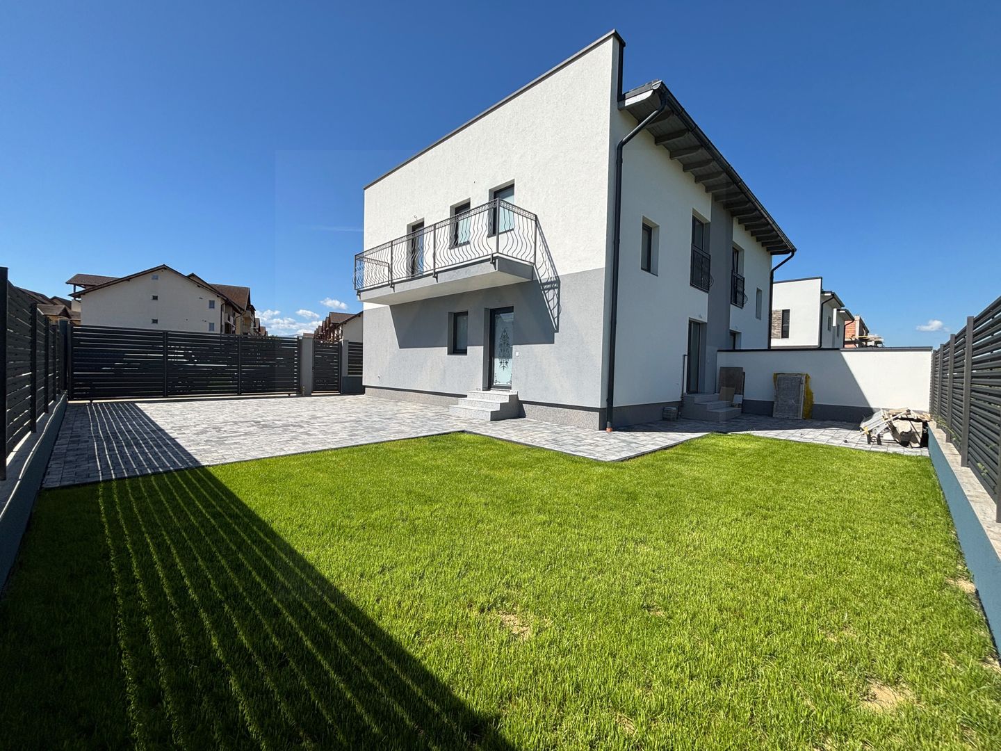 Casa 4 camere finisata la cheie cu teren 220 mp in Selimbar - Poză 1