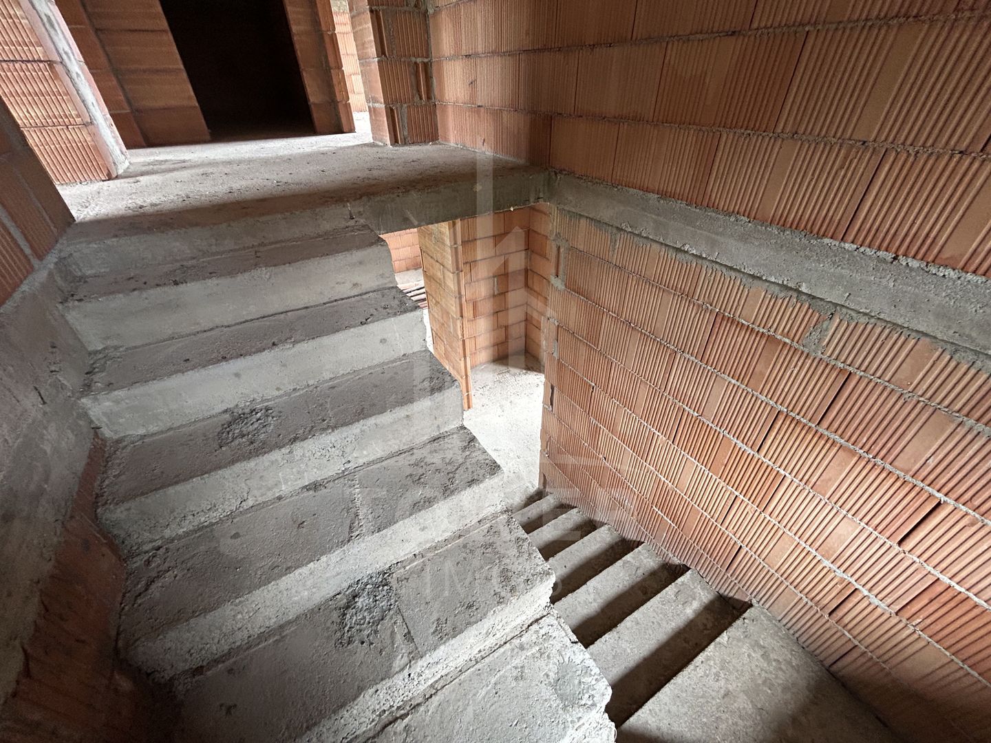 Casă Parter+Etaj– la roșu în interior, la cheie în exterior – Selimbar - Poză 2