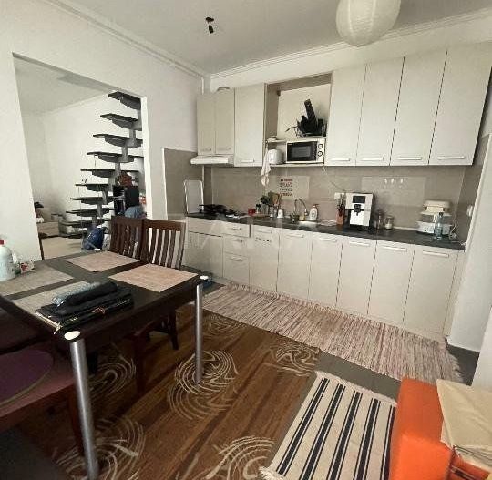 Casă cu două corpuri independente, ideală pentru locuit și închiriere - Poză 1