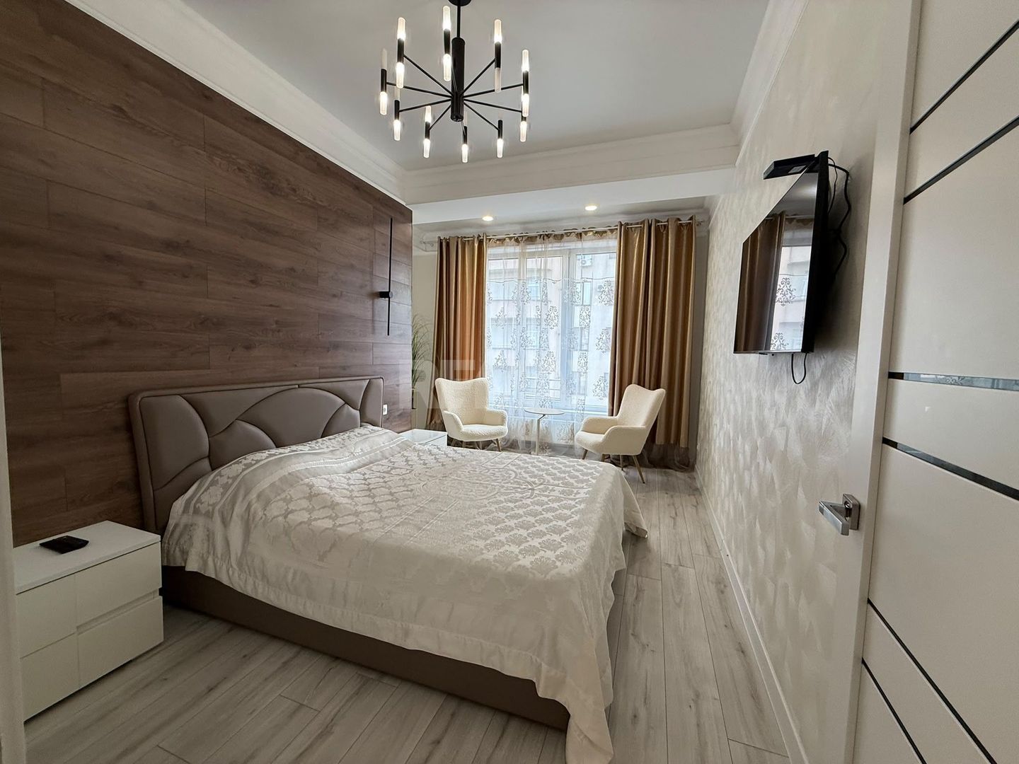 Apartament cu 2 dormitoare si living chiar in centrul Chișinăului - Poză 10