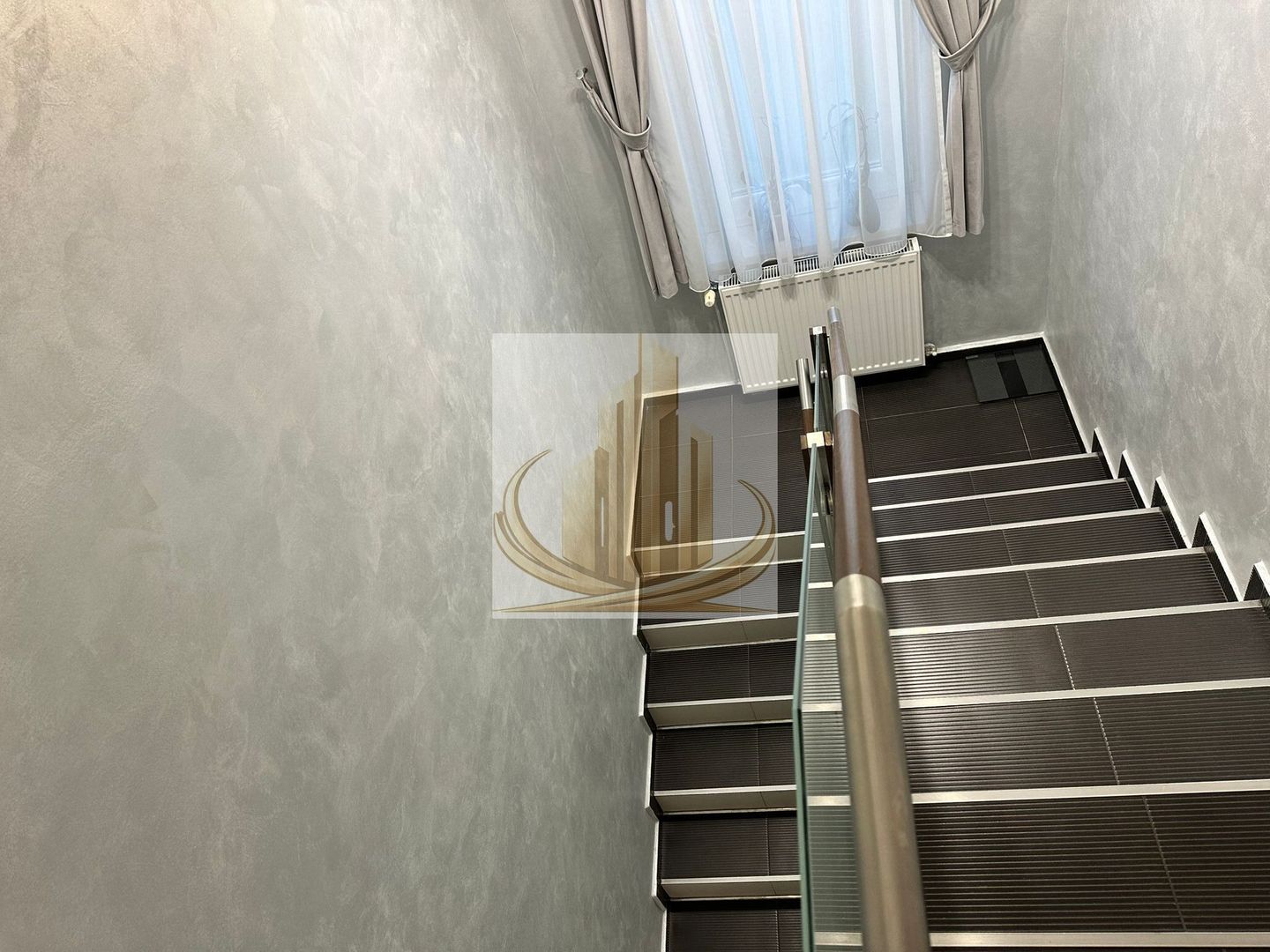 Casă premium cu panouri solare, stație EV, anexă locuibilă și grădină - Poză 18