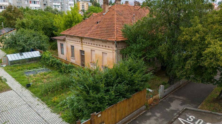 Casă spațioasă în centrul orașului Sfântu Gheorghe | Teren 1300 mp - Poză 1