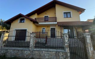 Rezidenta distincta, design arhitectural rafinat, priveliste minunata in Corunca - Poză 2