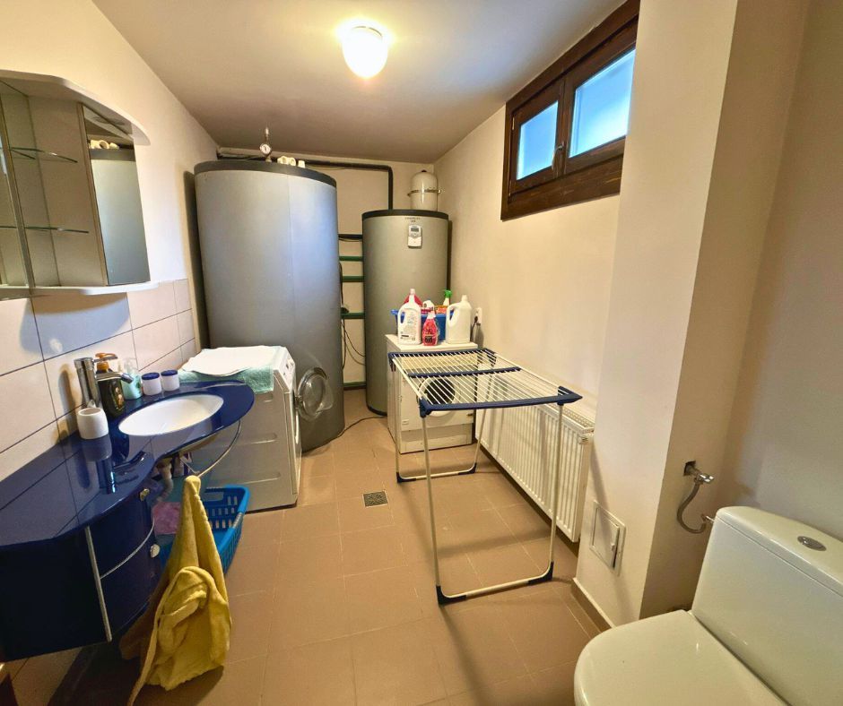 Vilă cu 10 camere P+2E+M 400 M² utili 2800 M² Teren Comandau - Poză 27