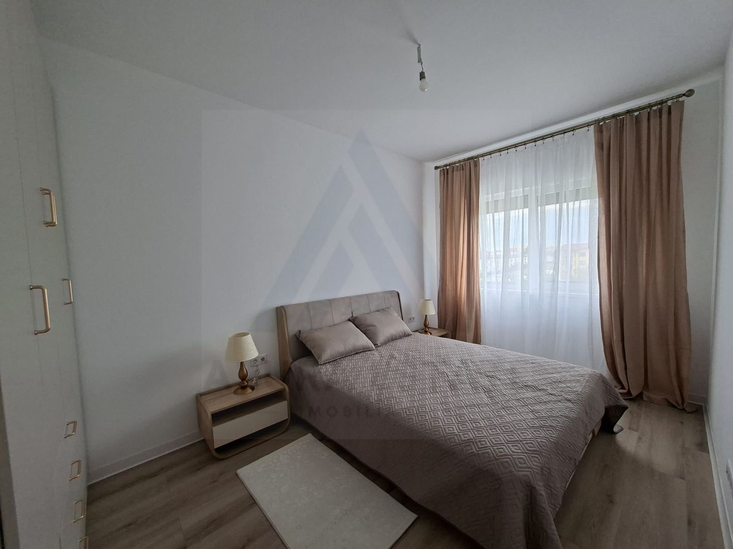 Apartament lux prima inchiriere 3 camere 76mp utili si boxa Selimbar - Poză 1