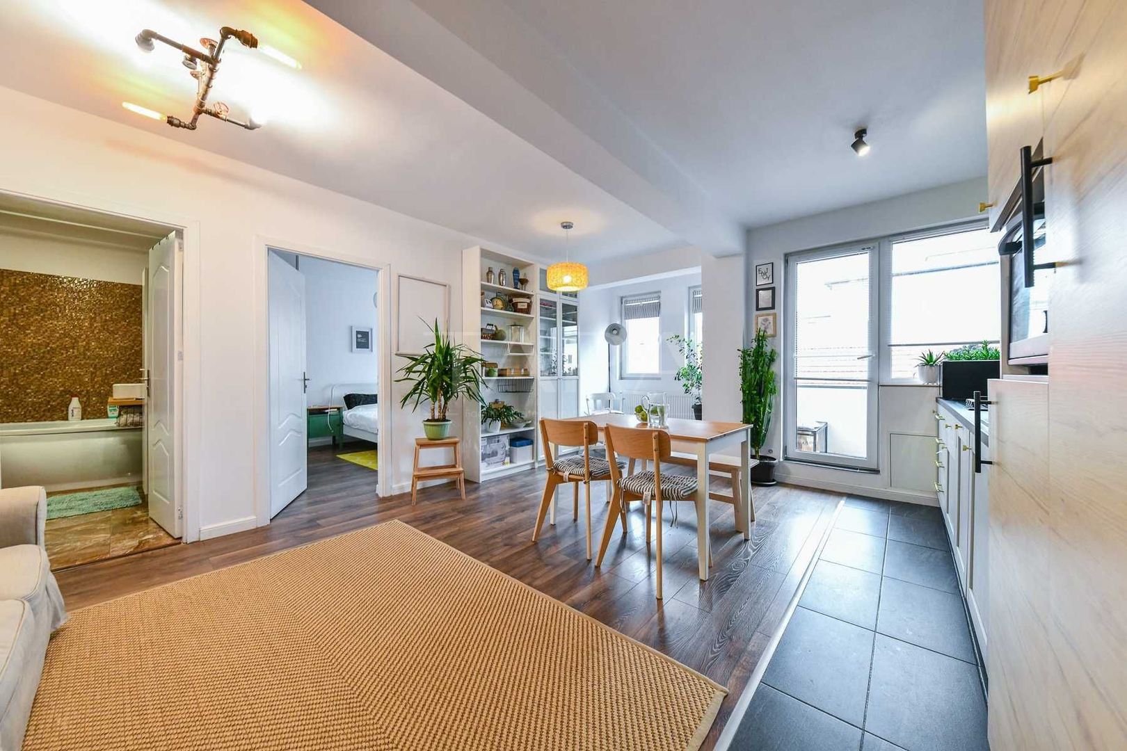 Apartament cu 2 dormitoare și garaj subteran zona Centrală Floresti. - Poză 2