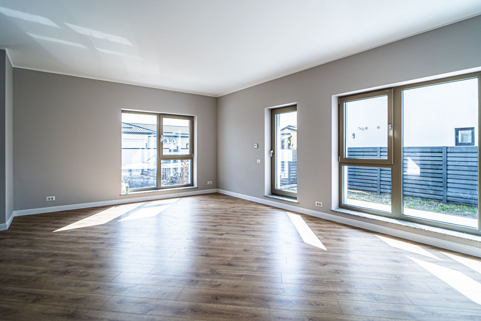 Casa individuala 5 camere / Finisaje Deosebite / Otopeni / Mutare Imediata - Poză 3